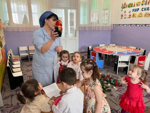 Открытое занятие в младшей группе &laquo;Цыплята&raquo; по теме &laquo;В гости к матрешке&raquo;